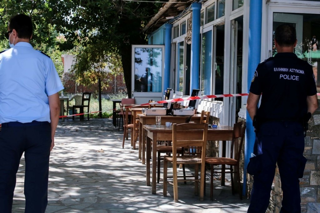 Στον ανακριτή ο συζυγοκτόνος της Λάρισας που σκότωσε τη γυναίκα του μέσα σε μαγαζί
