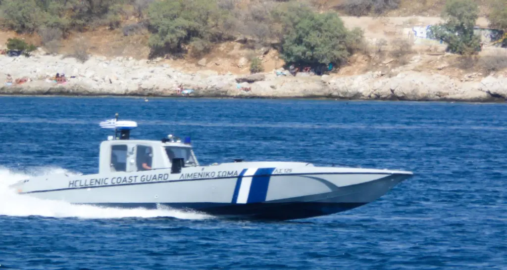 Βυθίστηκε θαλαμηγός στη Μήλο – Σώοι όλοι οι επιβάτες μετά την επιχείρηση διάσωσης