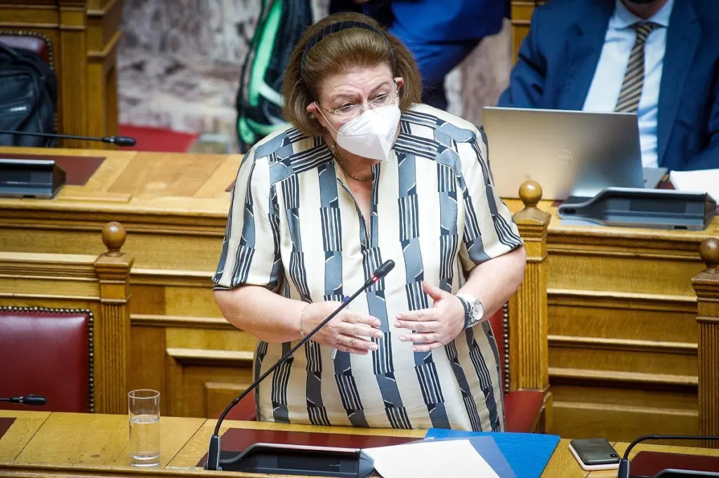 “Πυρ και μανία” η Μενδώνη με το Βρετανικό Μουσείο – “Επιστρέψτε τα γλυπτά του Παρθενώνα”