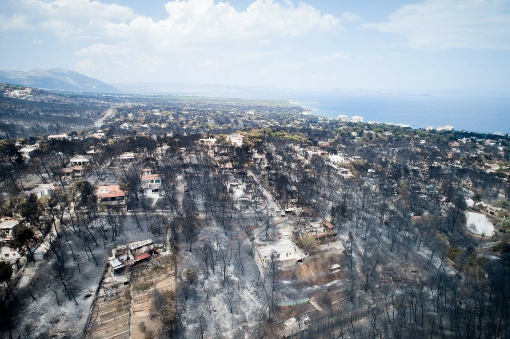 Γυναίκα που βίωσε την τραγωδία στο Μάτι απαντά για τις εκκενώσεις – “Αν σκούπιζες πτώματα στο δρόμο θα καταλάβαινες”
