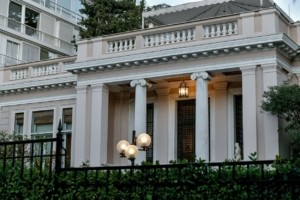 Συνεχίζεται η αντιπαράθεση κυβέρνησης – ΠΑΣΟΚ για πλεονάσματα και φορολογία