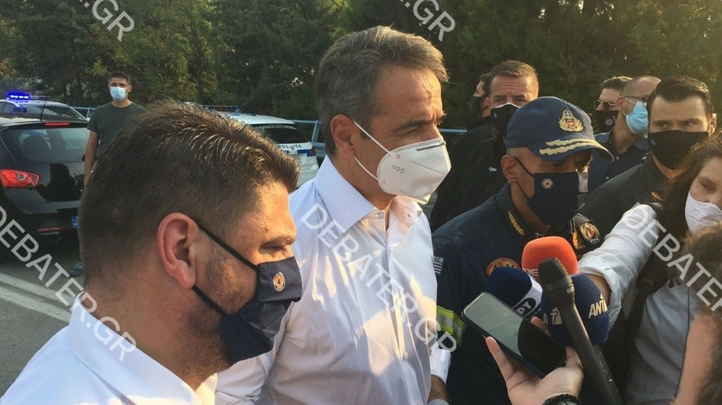 Στο μέτωπο της φωτιάς στη Βαρυμπόμπη o Μητσοτάκης – “Ένα μεγάλο ευχαριστώ σε όσους έδωσαν τη μάχη – Τα δύσκολα είναι μπροστά” (pics&vids)