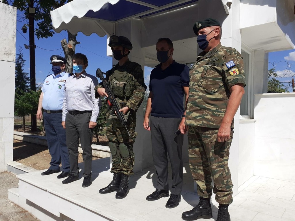 Χρυσοχοΐδης και Παναγιωτόπουλος στον φράχτη του Έβρου – “Τα σύνορα είναι απαραβίαστα” (pics)