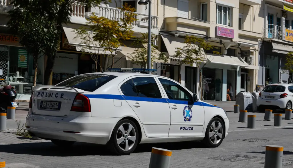 Χάος με αρνητή πατέρα στη Θεσσαλονίκη – Εισέβαλε σε δημοτικό και απείλησε εκπαιδευτικούς