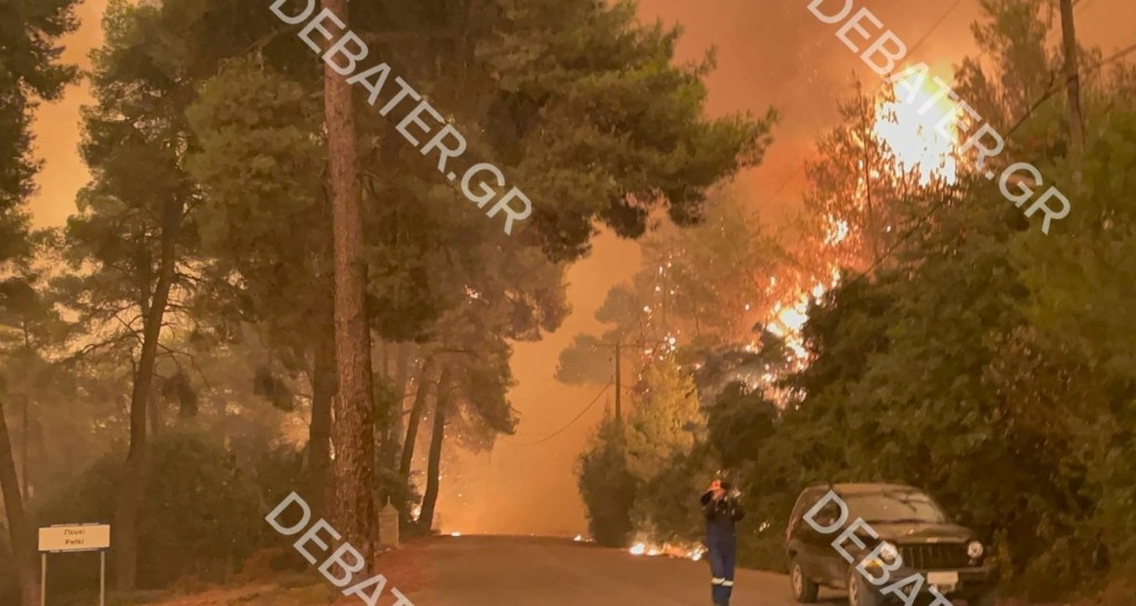 Μέσα σε δευτερόλεπτα η φωτιά κατάπιε το χωριό Πευκί – Συγκλονιστικά βίντεο