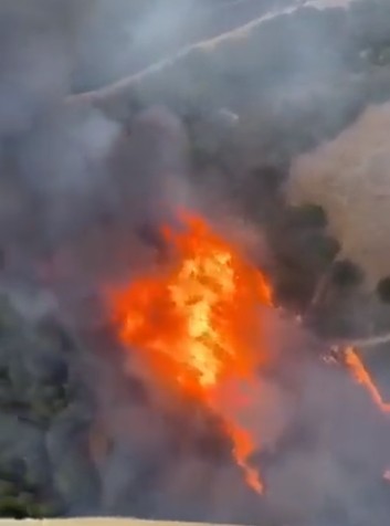 Συγκλονιστικό βίντεο μέσα από ελικόπτερο που επιχειρεί πάνω από τη φωτιά (vid)