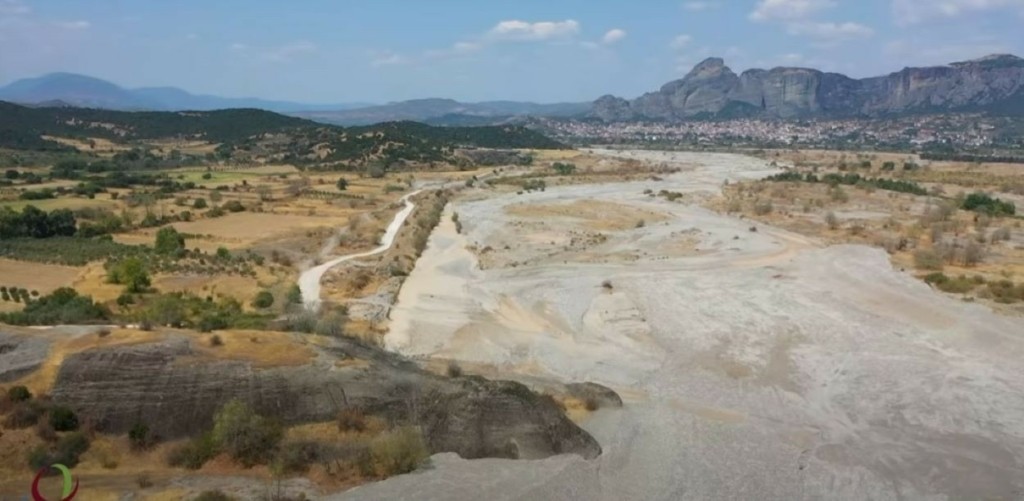 Αποκαρδιωτικές εικόνες από τον Πηνειό – Το ποτάμι έχει μεταμορφωθεί σε μια απέραντη έρημο (vid)