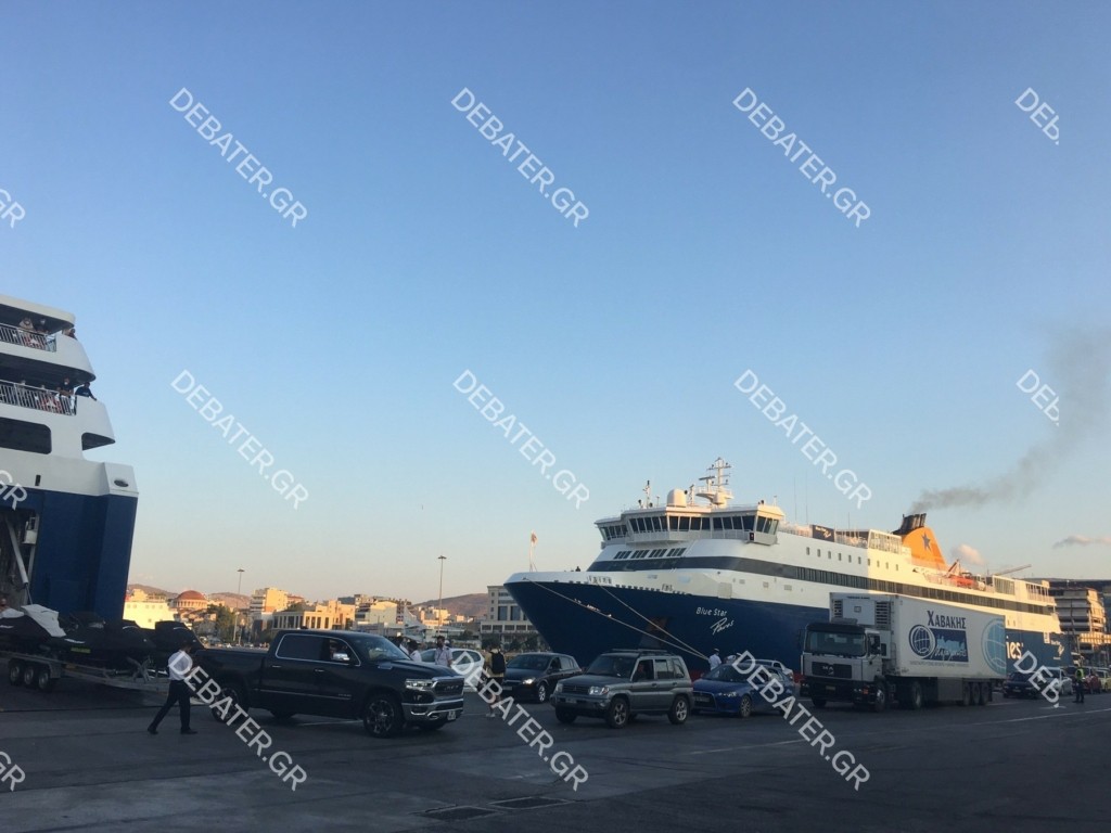 Η επιστροφή των εκδρομέων του Αυγούστου – Το αδιαχώρητο στο λιμάνι του Πειραιά (pics)