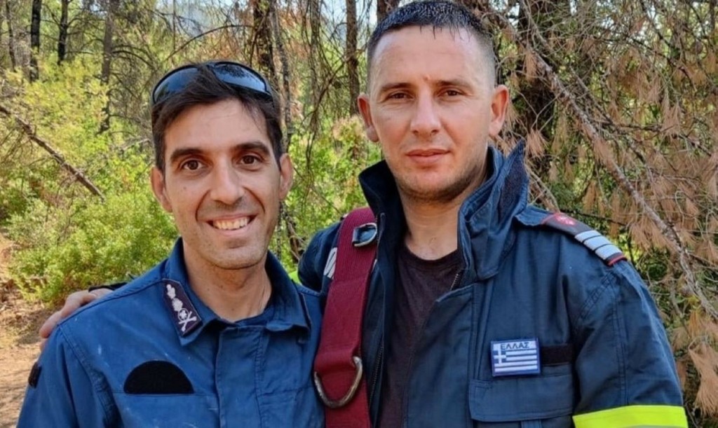 Η συγκινητική στιγμή που Έλληνας πυροσβέστης δίνει την Ελληνική σημαία σε Ρουμάνο συνάδελφο του (pic)