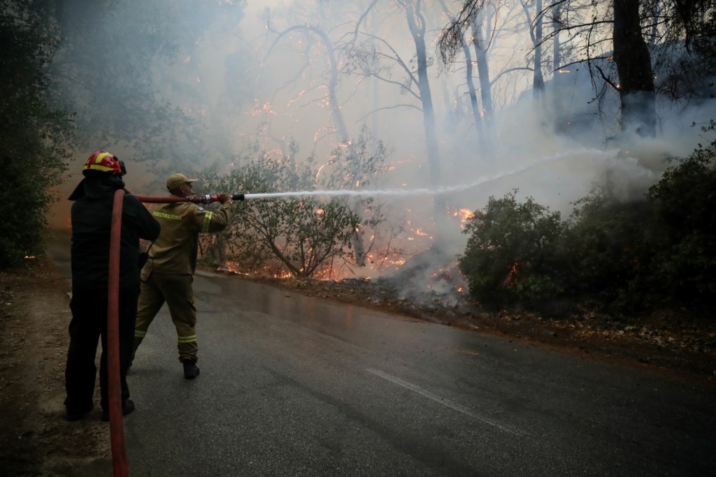Βίντεο δείχνει το μεγαλείο των Ελλήνων πυροσβεστών – Πέρασαν μέσα από τις φλόγες στη Βαρυμπόμπη