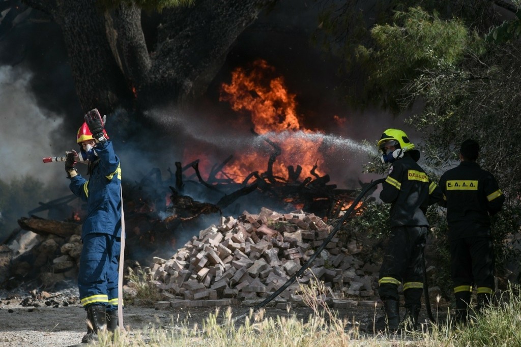 Περιορίστηκε η φωτιά στην Άμφισσα – Προβληματίζει η ένταση των ανέμων