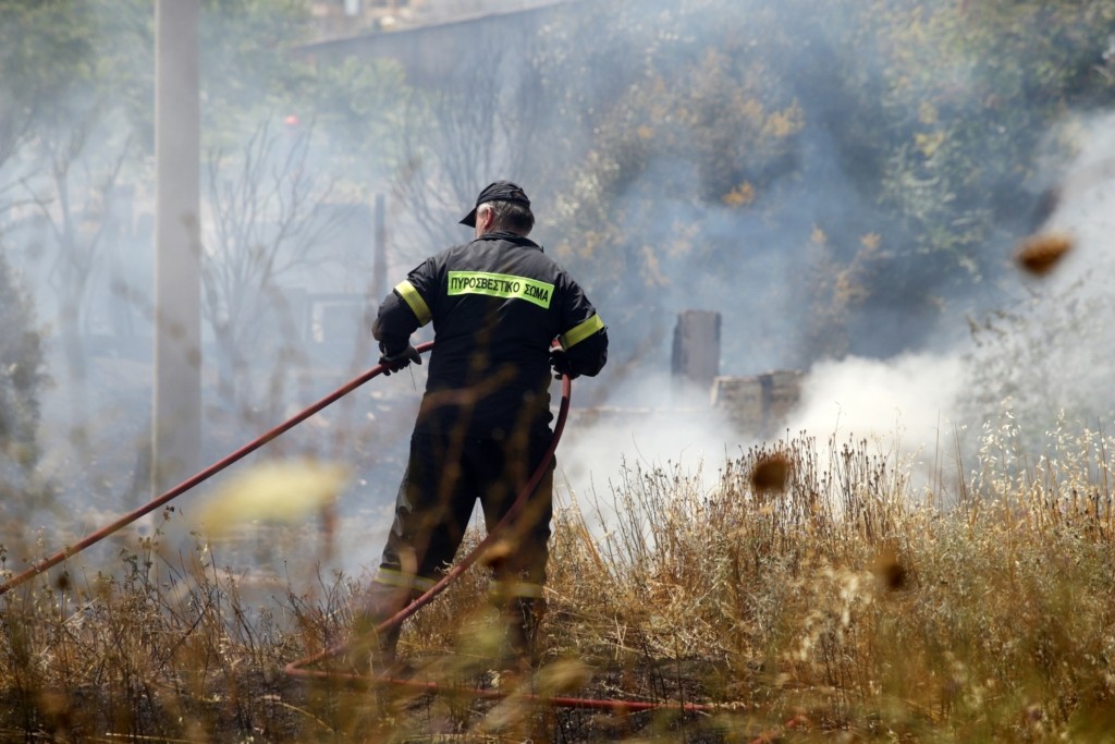 Εγκλωβίστηκαν πυροσβέστες στον Καρβελά στην ανατολική Μάνη (vid)