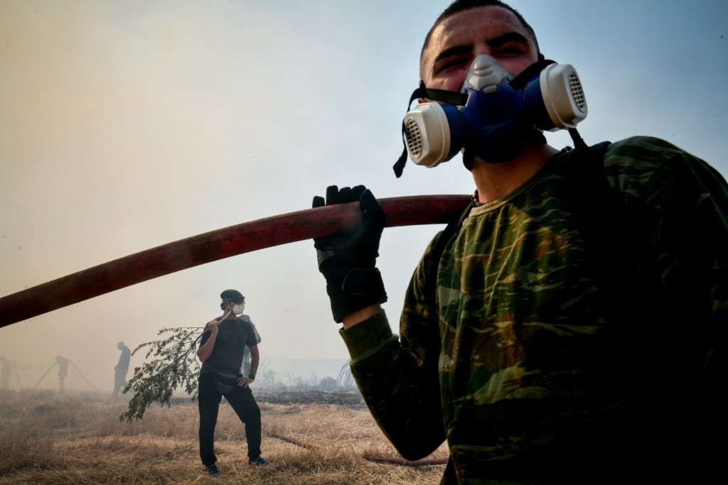 Υπό μερικό έλεγχο η φωτιά στη Μαλεσίνα – Σταμάτησαν τις φλόγες πριν το μοναστήρι (vids)