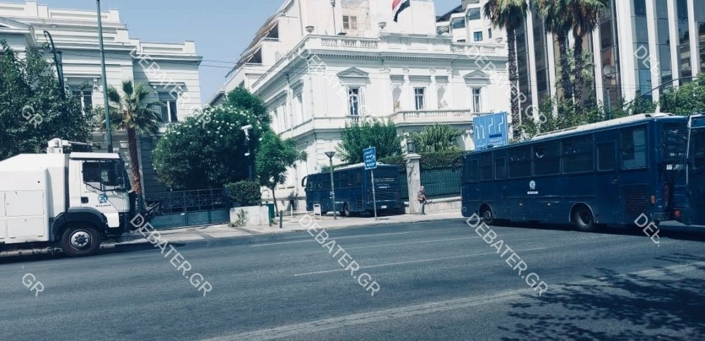 Στήνουν οδοφράγματα για να εμποδίσουν την πορεία της ΠΟΕΔΗΝ να φτάσει στο Μαξίμου (pics&vid)