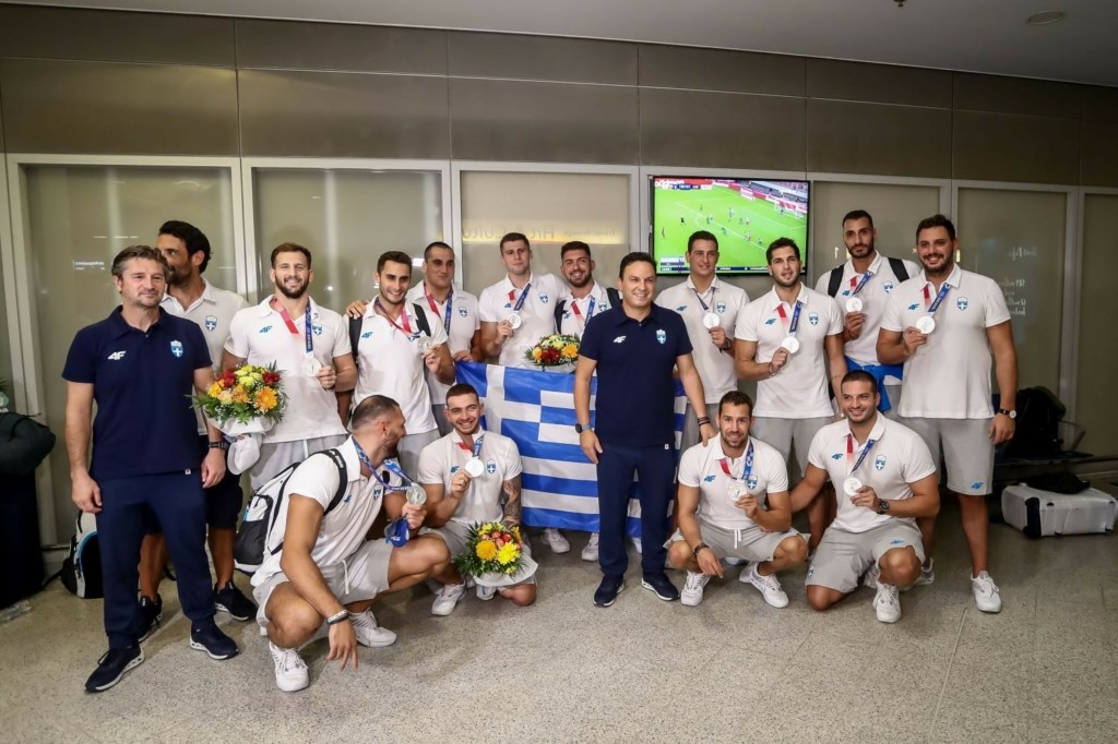 Έφτασαν στην Ελλάδα οι ασημένιοι Ολυμπιονίκες της Εθνικής Πόλο – Αποθέωση και πανηγυρισμοί στο αεροδρόμιο (pics&vid)