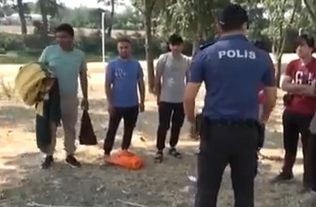 “Ύποπτα” fake news στέλνουν Αφγανούς μετανάστες από την Τουρκία στα ελληνικά σύνορα (vids)