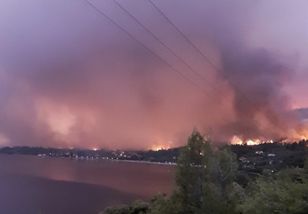 Πέφτουν στη θάλασσα να σωθούν οι κάτοικοι από τη φωτιά στις Ροβιές Ευβοίας – Καίγεται όλο το νησί (vids)