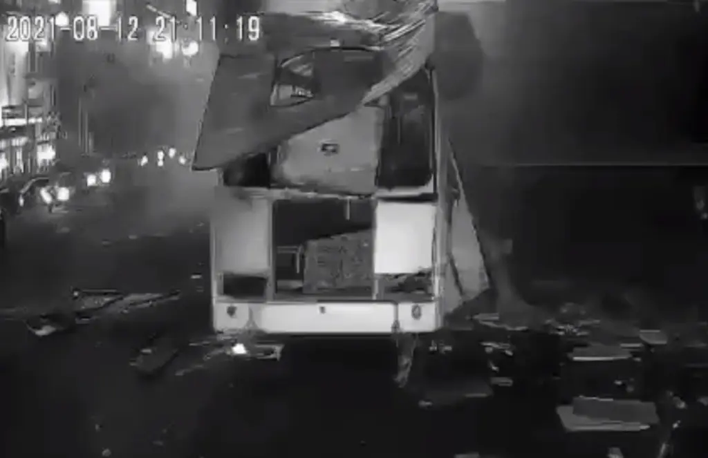 Η στιγμή της μοιραίας έκρηξης σε λεωφορείο στη Ρωσία – 1 γυναίκα έχασε τη ζωή της, 18 τραυματίστηκαν (pics&vid)