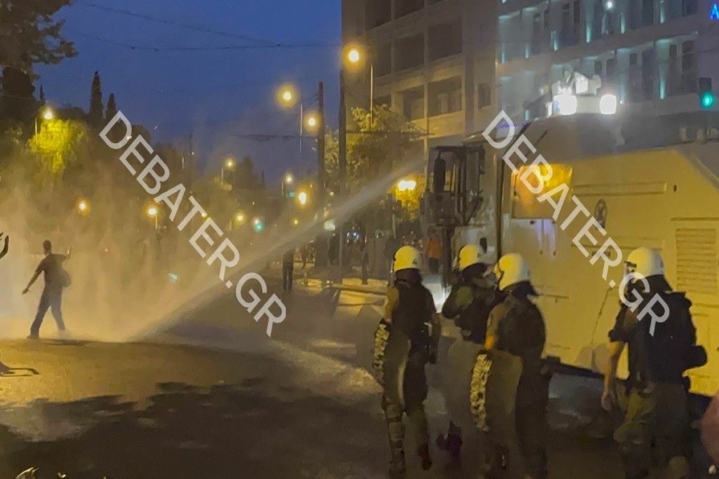 Σοβαρά επεισόδια στο Σύνταγμα με αντιεμβολιαστές – Δακρυγόνα και φωτιές στην πλατεία (pics&vid)