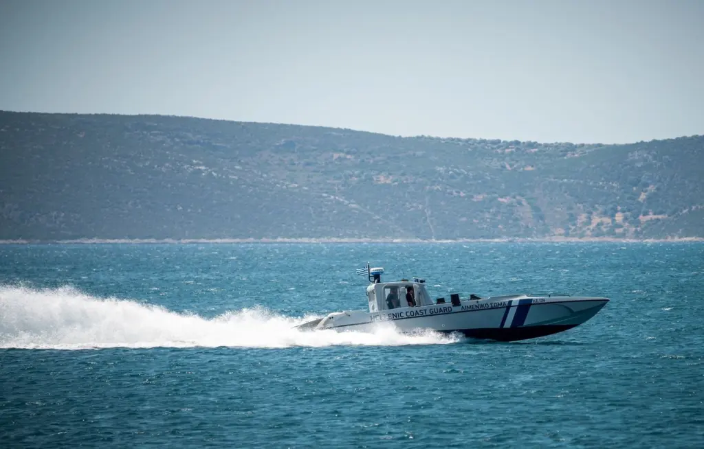 Αγωνία στη Μήλο – Βυθίστηκε σκάφος με 17 επιβαίνοντες – Παλεύουν μέσα στη θάλασσα για τη ζωή τους