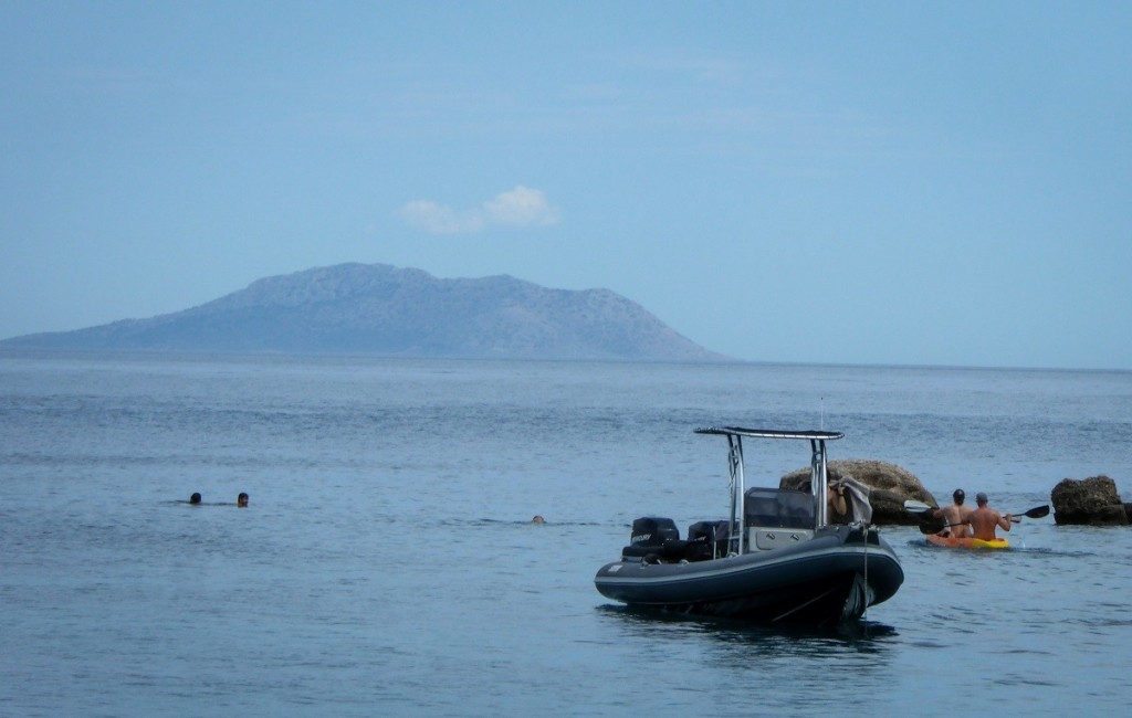 Φουσκωτό στη Χαλκίδα έφυγε από τρέιλερ και έπεσε στον δρόμο (pic)
