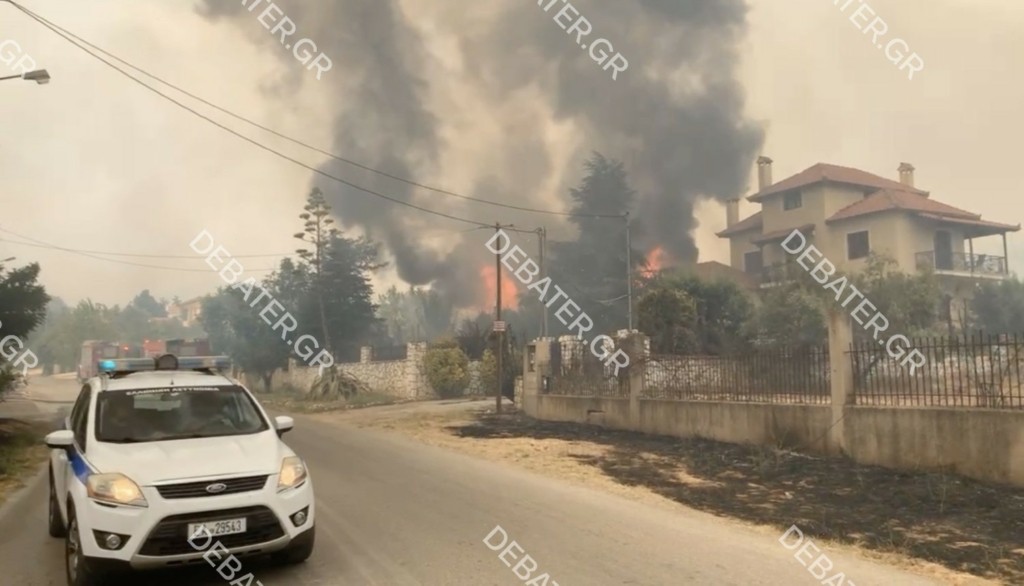Εικόνες που προκαλούν ανατριχίλα – Σπίτι στις Αφίδνες παραδίδεται στο έλεος της φωτιάς (pics&vid)