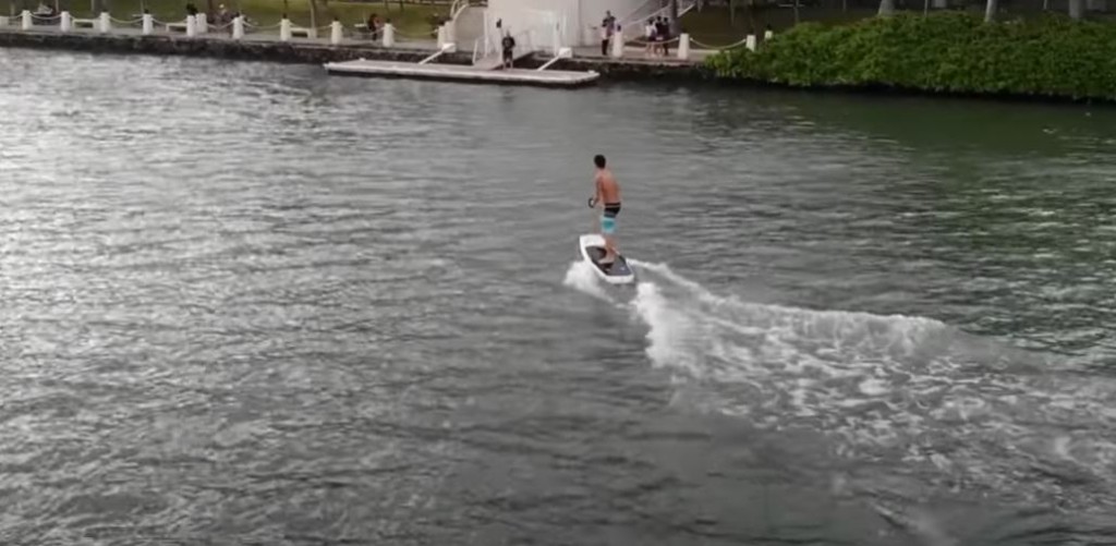 Ανήλικος έκανε flight surfboard στη Βουλιαγμένη και βρέθηκε στο νοσοκομείο