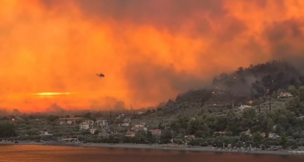 Θρίλερ με τη φωτιά στην Εύβοια – Ο καπνός και η έλλειψη ορατότητας κρατούν καθηλωμένα τα εναέρια μέσα (pics&vids)