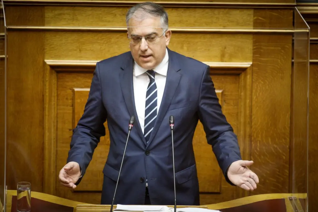 Τα συγχαρητήρια Θεοδωρικάκου σε δύο αστυνομικούς που έσωσαν μια γυναίκα από βέβαιο θάνατο