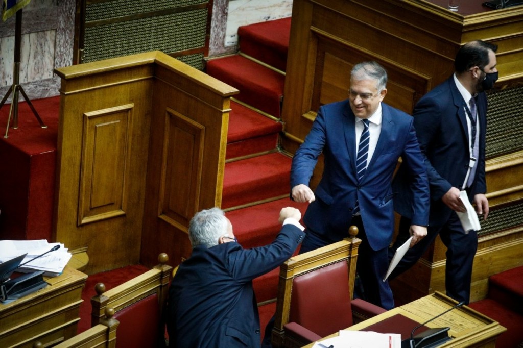 Η επιστροφή του Τάκη Θεοδωρικάκου στην κυβέρνηση – Από την “απομόνωση” σε υπουργείο “αγκάθι”