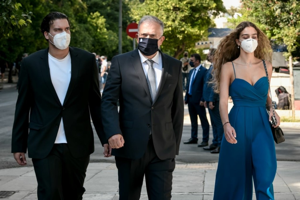 Ο νέος υπουργός Προστασίας του Πολίτη με τα δύο του παιδιά στην ορκωμοσία (vids)