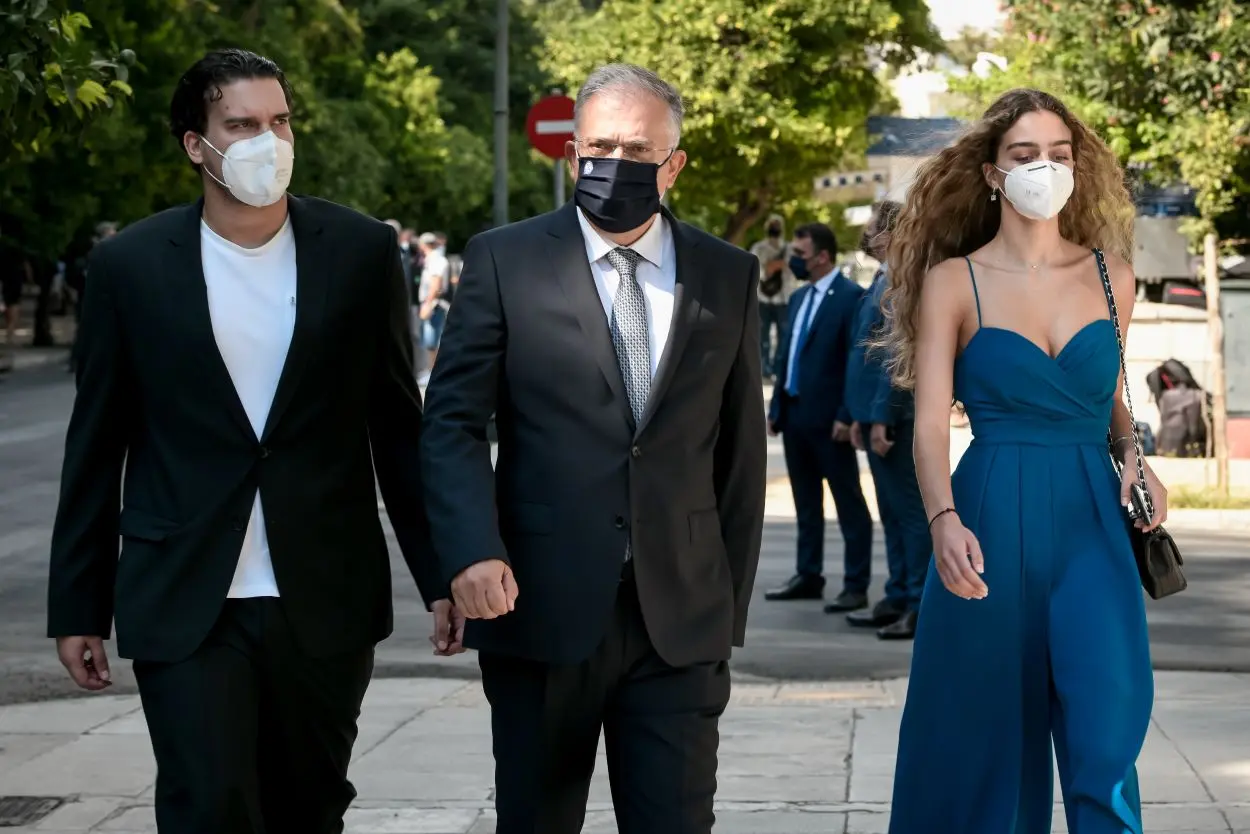 Ο νέος υπουργός Προστασίας του Πολίτη με τα δύο του παιδιά στην ορκωμοσία (vids)