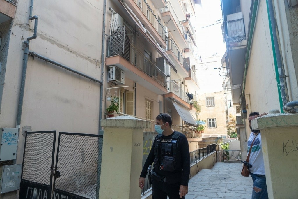 Στον εισαγγελέα ο γυναικοκτόνος της Θεσσαλονίκης που σκότωσε τη σύντροφό του μέσα σε διαμέρισμα (vid)