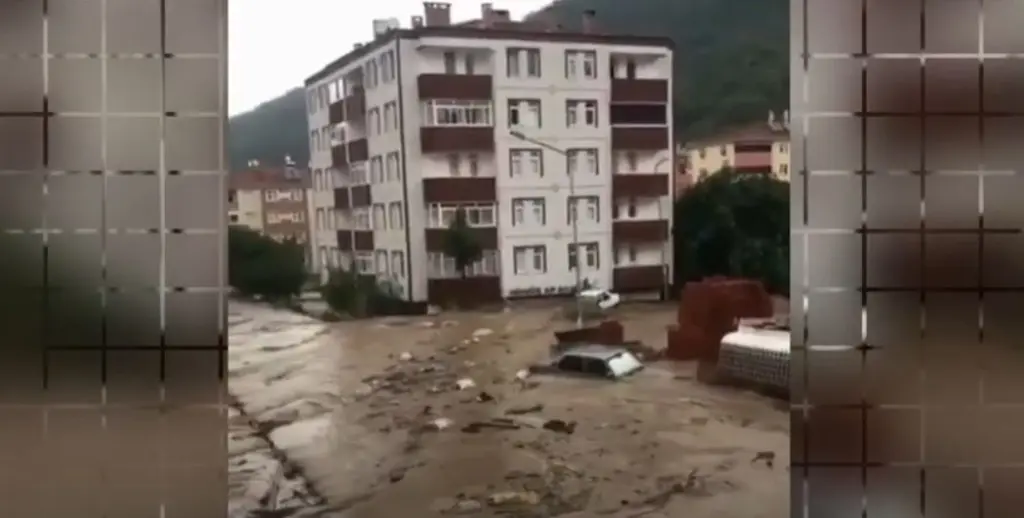Ξεθάβουν νεκρούς από τις λάσπες στην Τουρκία – Κτίρια και γέφυρες εξαφανίστηκαν από τις πλημμύρες (vids)