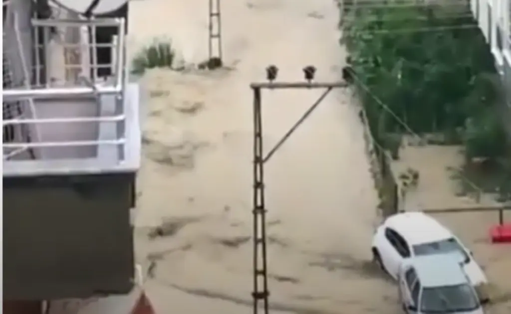 Η Τουρκία αναστενάζει από τις πλημμύρες – Αγνοείται ένας άνθρωπος και δεκάδες τραυματίστηκαν (vid)