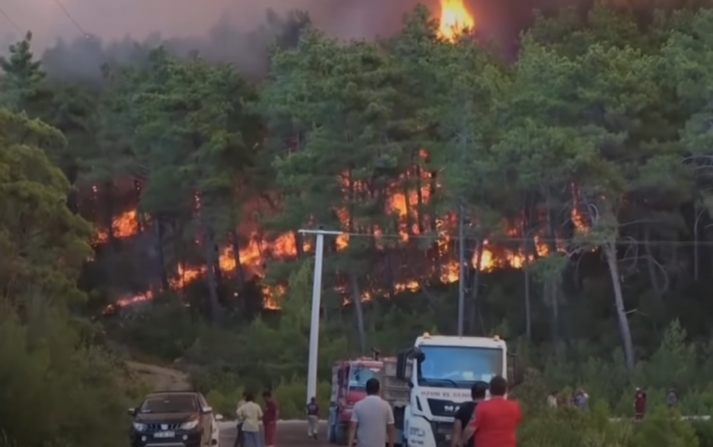 Μακραίνει η λίστα των νεκρών  από τις φονικές πυρκαγιές στην Τουρκία –  Άρον άρον τρέχουν να σωθούν τουρίστες (vid)