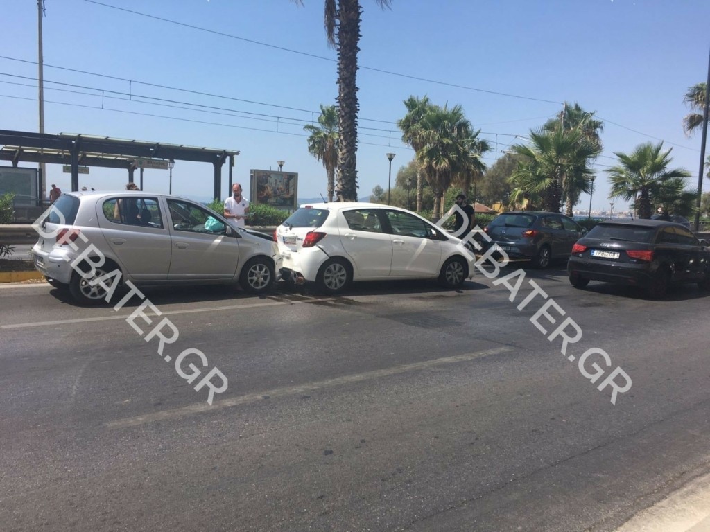 Απίστευτο μποτιλιάρισμα στη λεωφόρο Ποσειδώνος λόγω τροχαίου – Παιδί ανάμεσα στους επιβαίνοντες (pics&vid)