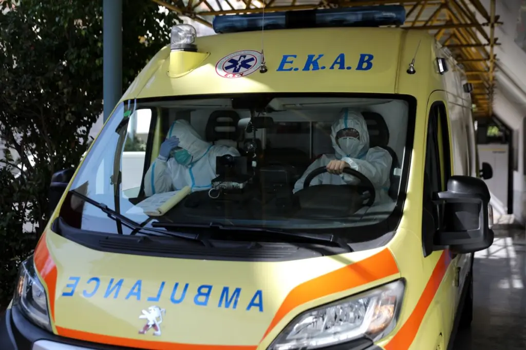 Απίστευτο τροχαίο στο Πόρτο Χέλι – Αμάξι εκτροχιάστηκε και έπεσε μέσα στη θάλασσα