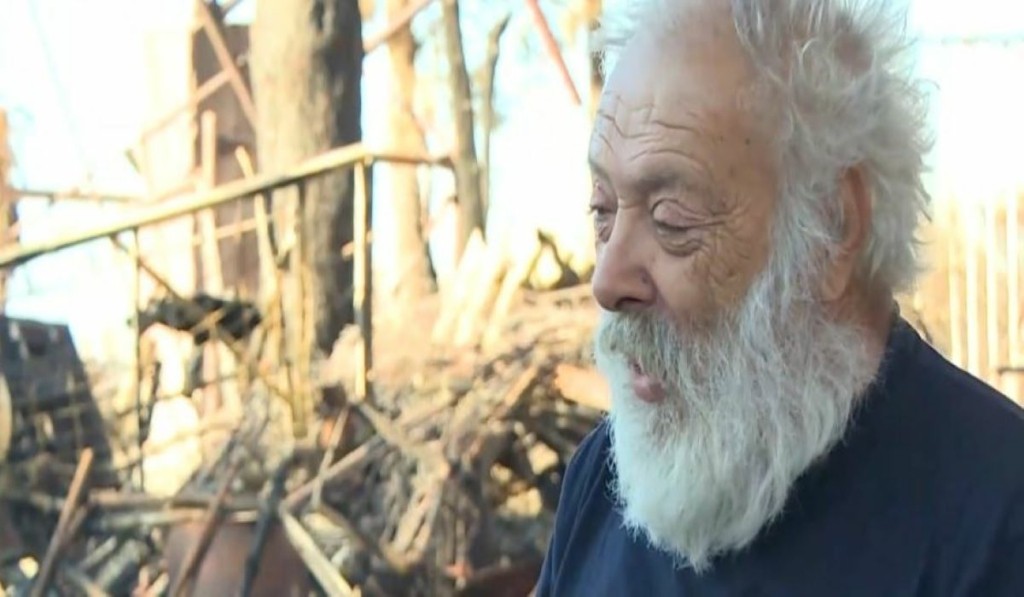 Συγκινεί παλαίμαχος φωτορεπόρτερ που κάηκε το σπίτι του στη Βαρυμπόμπη – “Εδώ θα μείνω” (vid)
