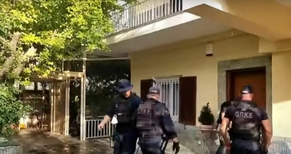 Συγκλονιστικό βίντεο – Η στιγμή που οι αστυνομικοί αναζητούν εγκλωβισμένο – Προσπαθούν να σπάσουν την πόρτα