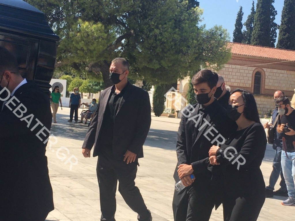Με το “Καλημέρα Ήλιε” και χειροκρότημα το τελευταίο αντίο στον Άκη Τσοχατζόπουλο (pics&vid)