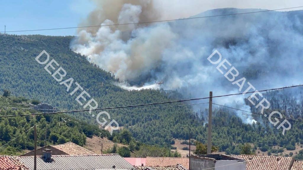 Οι τιτάνες των αιθέρων στα Βίλια – Πάνω από 10 χλμ το πύρινο μέτωπο – Τρέμουν τις αναζωπυρώσεις στο “παρθένο” δάσος (pics&vid)