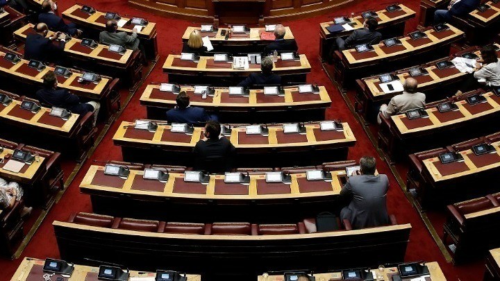 “Καυτή” μέρα στη Βουλή – Ξεκινά η συζήτηση για τη διαχείριση των πυρκαγιών και τα μέτρα αποκατάστασης