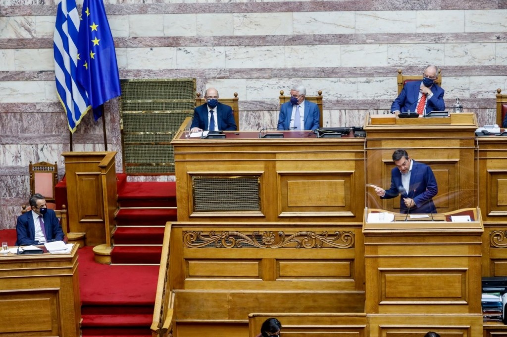“Σκοτωμός” Μητσοτάκη με Τσίπρα στη Βουλή με “φέρετρα” και “τυμβωρυχίες”