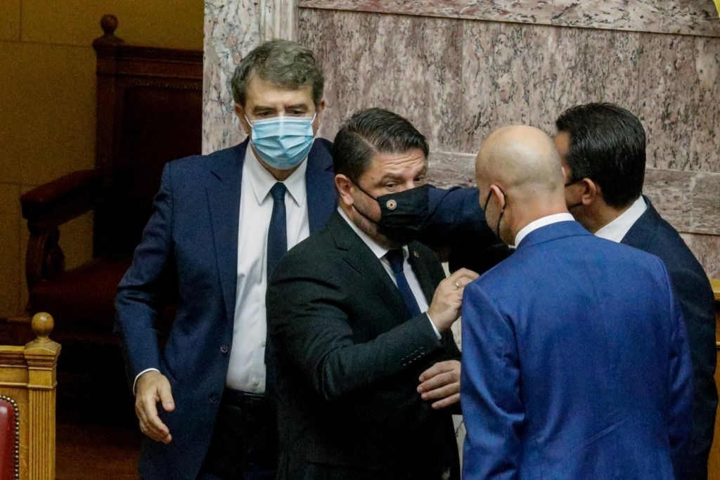 Ανάρπαστος ο Νίκος Χαρδαλιάς στη Βουλή – Πώς μάζεψε γύρω του όλους τους βουλευτές (pics)