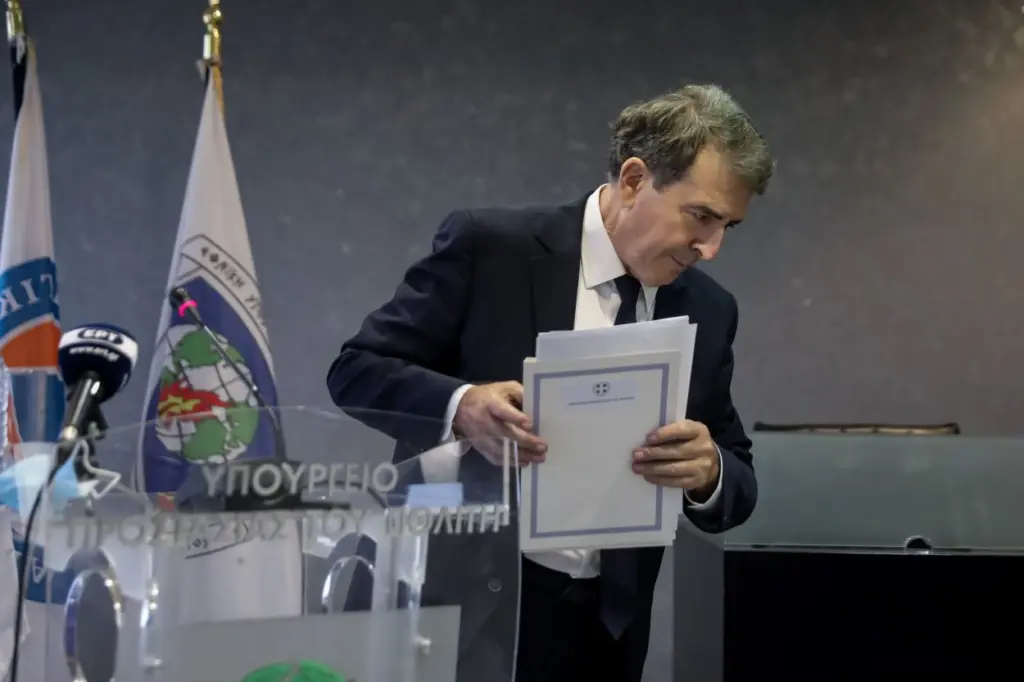 Ο έντονος αποχαιρετισμός του Χρυσοχοΐδη – Η απάντηση στο σύνθημα και η μελλοντική του επιστροφή