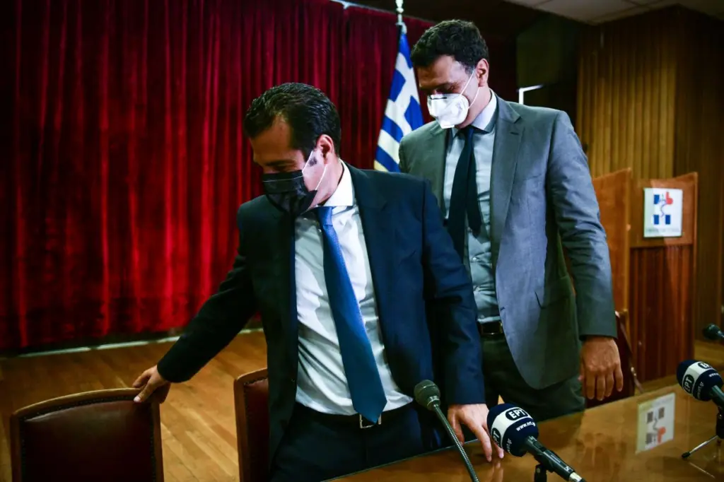 Συγκινημένος ο Κικίλιας στην παράδοση-παραλαβή του υπουργείου Υγείας – “Με στιγμάτισε πολιτικά και ανθρώπινα”