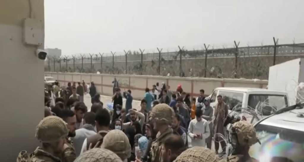 Εκρήξεις έξω από το αεροδρόμιο της Καμπούλ – Δεκάδες νεκροί ανάμεσα τους και παιδιά (pics)