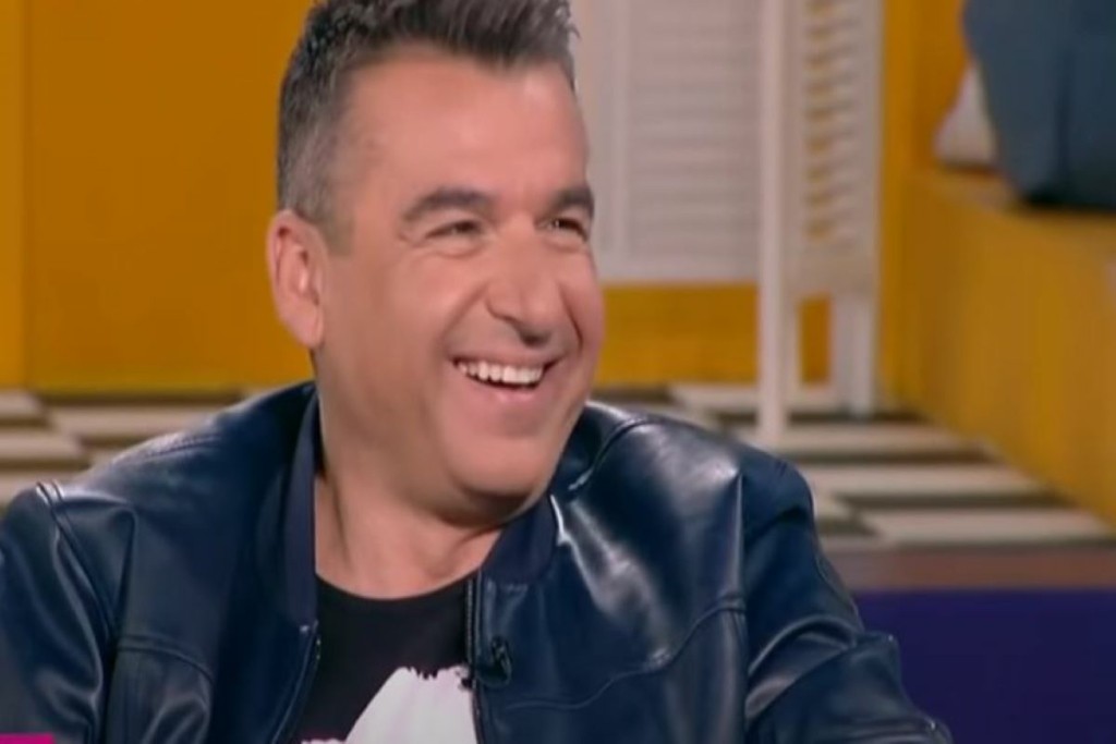 Μινιμαλιστικά Χριστούγεννα για τον Γιώργο Λιάγκα – Το δέντρο που στόλισε
