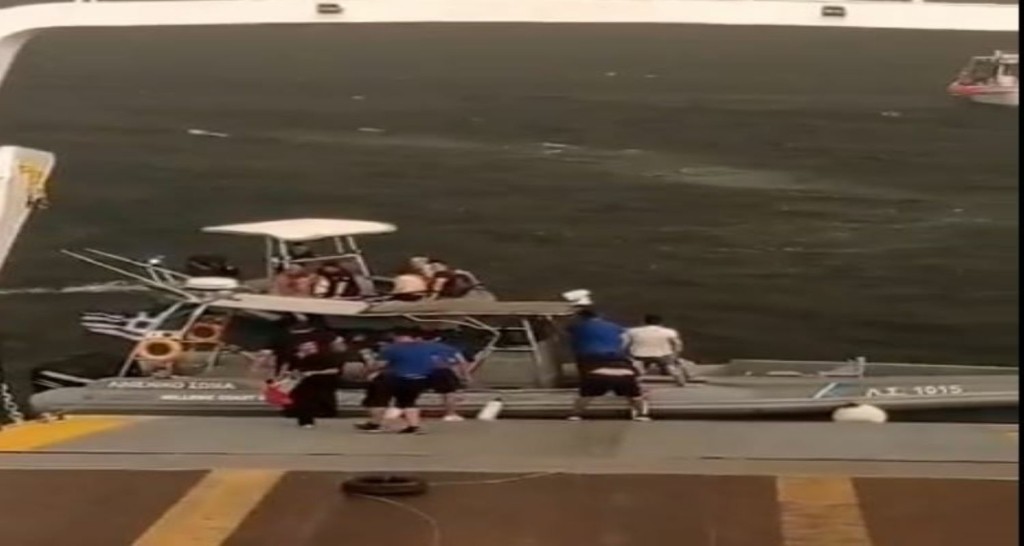 Η στιγμή που ferry boat σώζει αποκλεισμένους κατοίκους από την καταστροφική φωτιά στις Ροβιές (vid)